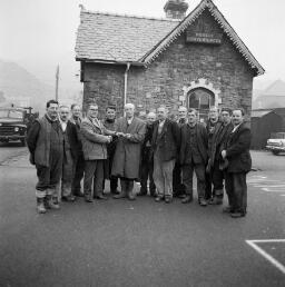Council Presentation, 6 Old Tanymanod-Elwyn Evans, 18 Penygwndwn-Liza Kate-fron Goch etc. Jean W. Williams thumbnail